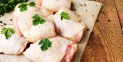 Кишечную палочку и сальмонеллу нашли в куриных бедрах