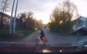 В Донском ребенок на велосипеде едва не попал под машину