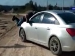 В Тульской области пьяная мать 4 детей, уходя от погони, «прокатила» полицейского на капоте