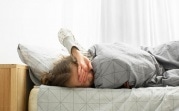 Сонливость и боли в животе: Роспотребнадзор рассказал о признаках переутомления у детей
