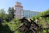 В Новомосковске начали сносить сгоревшие и разрушенные сараи