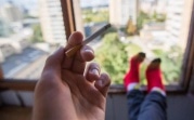 За курение на балконах россиян будут штрафовать на 3000 рублей