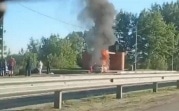 На трассе М-4 Mazda врезалась в отбойник и загорелась