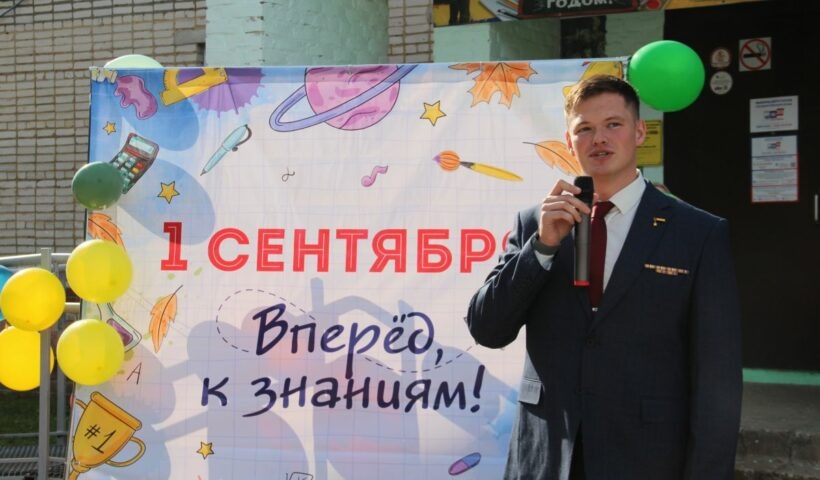 Александр Солнцев принял участие в торжественной линейке в Надеждинской школе