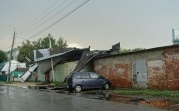 В Узловой штормовой ветер повалил деревья, столбы и сорвал крыши с домов