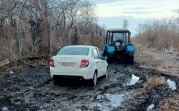 В Тульской области на размытой дороге застряли грейдер, трактор и легковушка