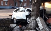 В Богородицке возле горсада Hyundai вылетел с дороги и врезался в бытовку: пострадали двое детей