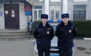 Полицейские в Новомосковске спасли из горящего дома женщину и двух детей