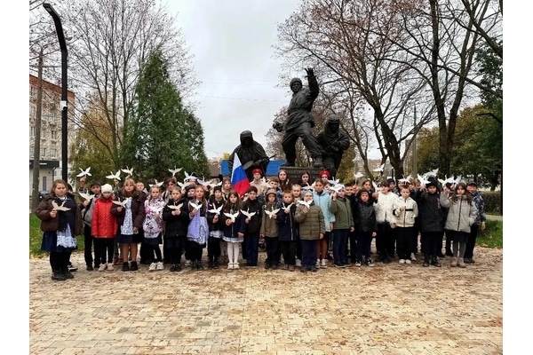 «Белые журавли» памяти: в Новомосковске школьники почтили подвиг бойцов 239-й дивизии