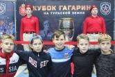 Жители Новомосковска сфотографировались на память с «Кубком Гагарина»
