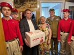 Депутат муниципального образования города Новомосковск Тульской области Гиленко Олег Юрьевич вручил подарки ветерану Великой Отечественной Войны Мамоновой Валентине Никаноровне