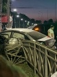 В Новомосковске легковушка на скорости вылетела на тротуар и врезалась в забор