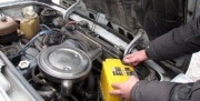 В Новомосковске двое мужчин украли аккумулятор из чужого автомобиля