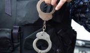 Сотрудникам МВД России запретили надевать наручники на женщин и детей