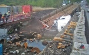 В Новомосковске с ремонтируемого моста упал грузовик