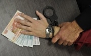 В Щекино при получении взятки в 150 тысяч рублей задержали налогового инспектора