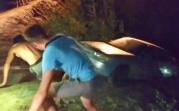 В Кондуках дружная толпа вытянула повисшую на горе машину
