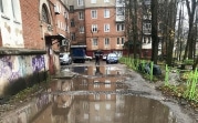 Обещанного три года ждут: в Узловой жители «выплывают» из подъезда