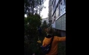 Первый этаж, бабушка и спасатели: очень странное видео из Новомосковска