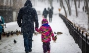 Половина россиян не поддерживает запрет на усыновление детей в недружественные страны