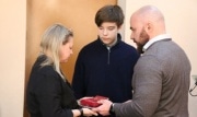 В Новомосковске передали орден Мужества жене погибшего участника спецоперации Андрея Вакулина