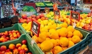 В России могут запретить продажу фруктов и овощей в сетках