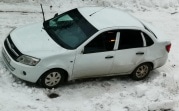 В Узловском районе коммунальщики сбросили снег с крыши на стоявшую внизу легковушку