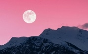 В последние дни апреля россияне смогут наблюдать розовое суперлуние