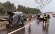 На трассе «Дон» BMW врезался в отбойник и перевернулся на бок