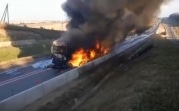 На трассе М2 «Крым» фура врезалась в отбойник и загорелась