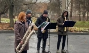 В Новомосковске музыканты поздравили врачей и пациенток ковидного госпиталя с Днем матери