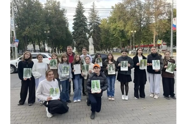 История оживает на холсте: юные новомосковские художники провели пленэр у памятника Дмитрию Донскому