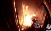 В Новомосковске огнеборцы при пожаре в квартире спасли трех взрослых и ребёнка