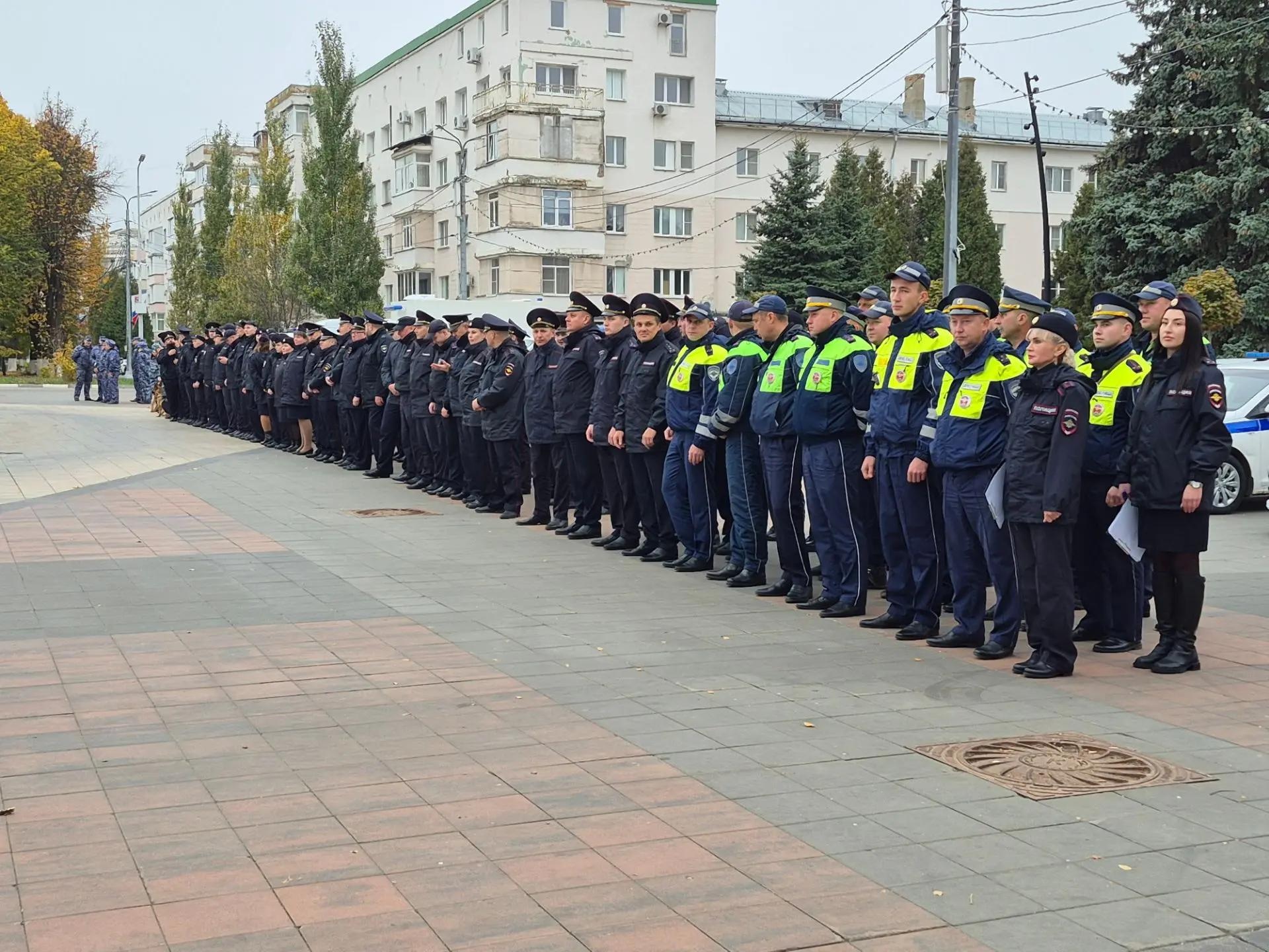 На центральной площади города состоялся строевой смотр личного состава ОМВД России