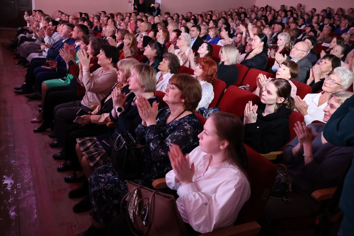 Новомосковских педагогов поздравили с Днем учителя и 95-летием городской системы образования