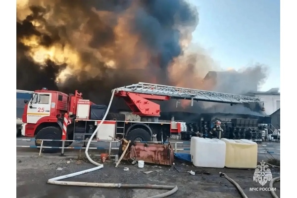 Огонь охватил 1,5 тысячи «квадратов»: в Новомосковске ликвидировали крупный пожар на предприятии