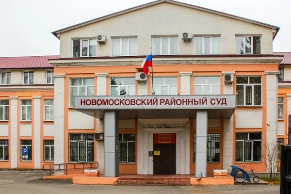 Покупки за чужой счет: в Новомосковске рецидивиста отправили в колонию за оплату покупок найденной картой