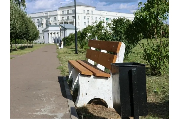 Разгром вместо уюта: в сквере «Возрождение» восстановили сломанные вандалами скамейки и урны