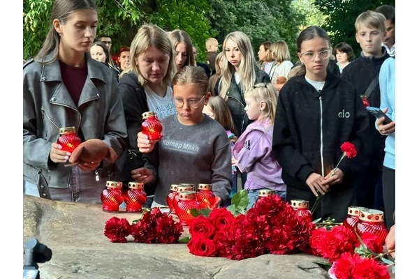«Свечи памяти у Истока Дона»: в Новомосковске почтили память жертв бесланской трагедии