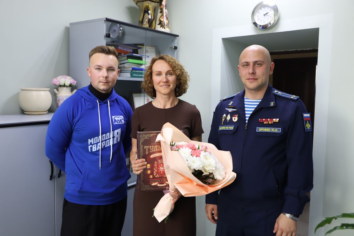 Тульские молодогвардейцы поздравили представителя санэпидслужбы с праздником