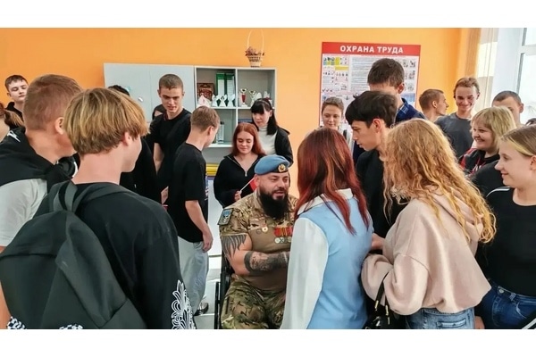 Урок мужества: ветеран СВО и рекордсмен мира встретился со студентами в Новомосковске
